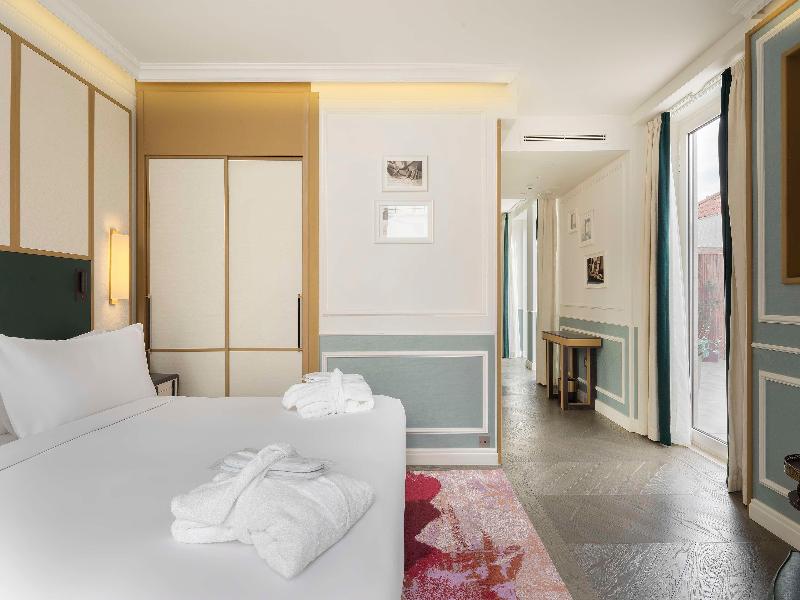The Emerald House Lisbon, Curio Collection by Hilt image