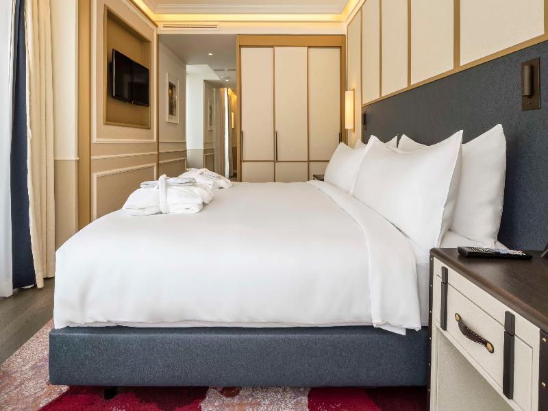 The Emerald House Lisbon, Curio Collection by Hilt image