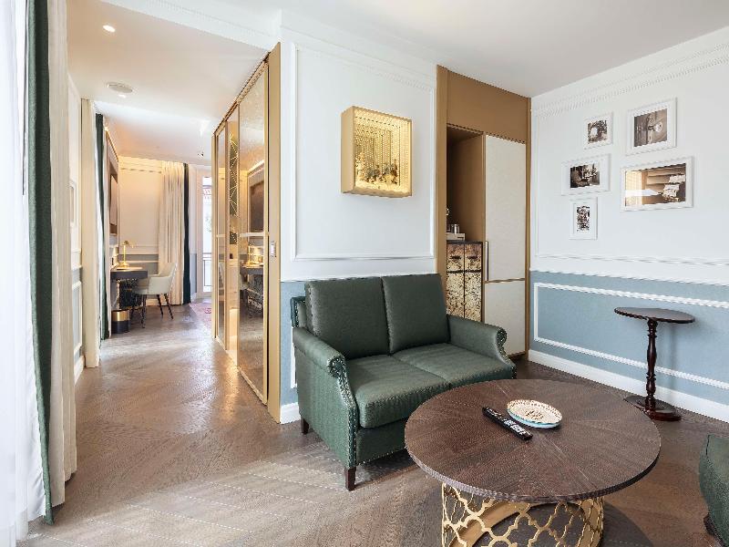 The Emerald House Lisbon, Curio Collection by Hilt image