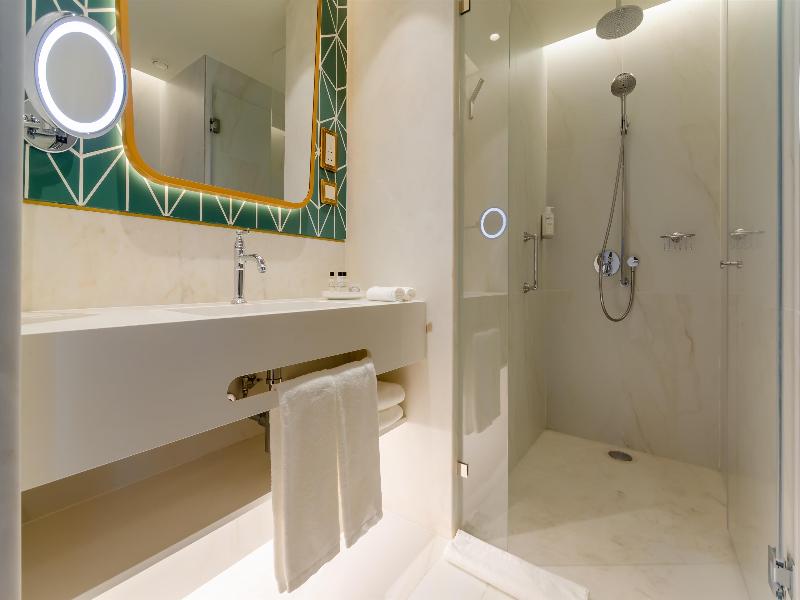 The Emerald House Lisbon, Curio Collection by Hilt image