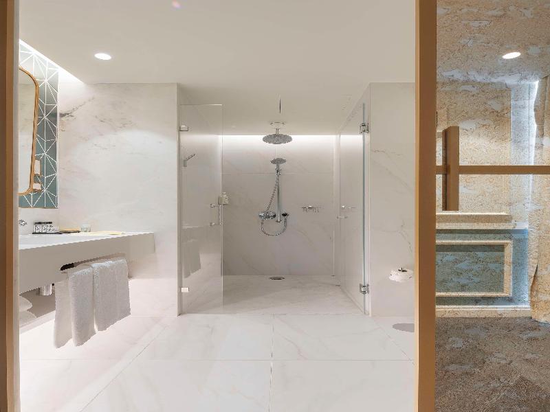 The Emerald House Lisbon, Curio Collection by Hilt image