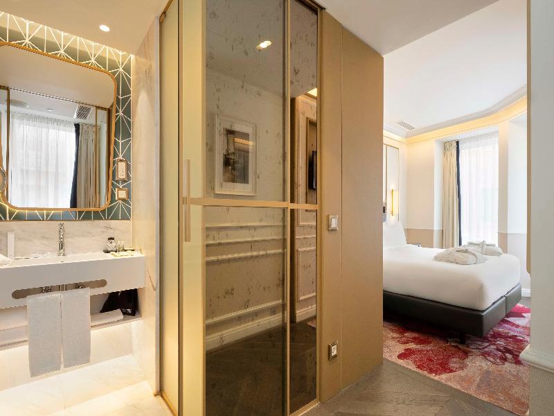 The Emerald House Lisbon, Curio Collection by Hilt image