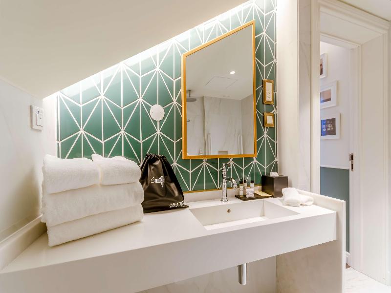 The Emerald House Lisbon, Curio Collection by Hilt image