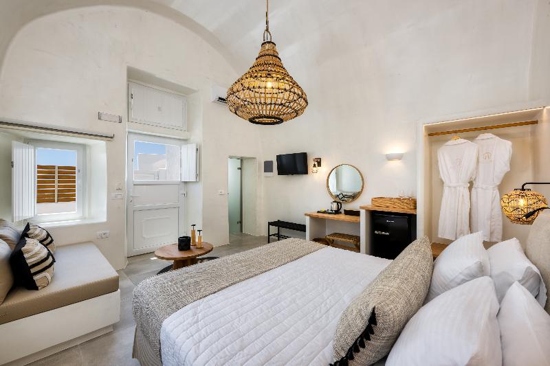 Hill Suites Santorini 3