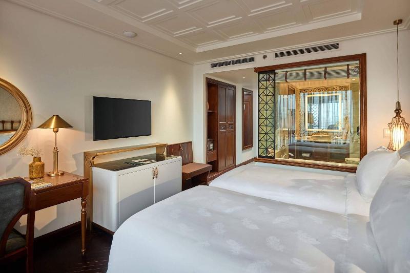 Peridot Grand Hotel And Spa By Aira image