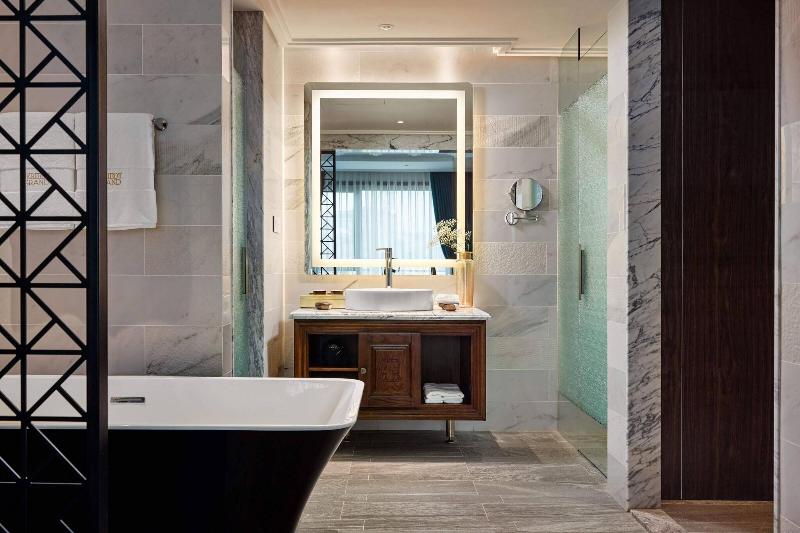 Peridot Grand Hotel And Spa By Aira image