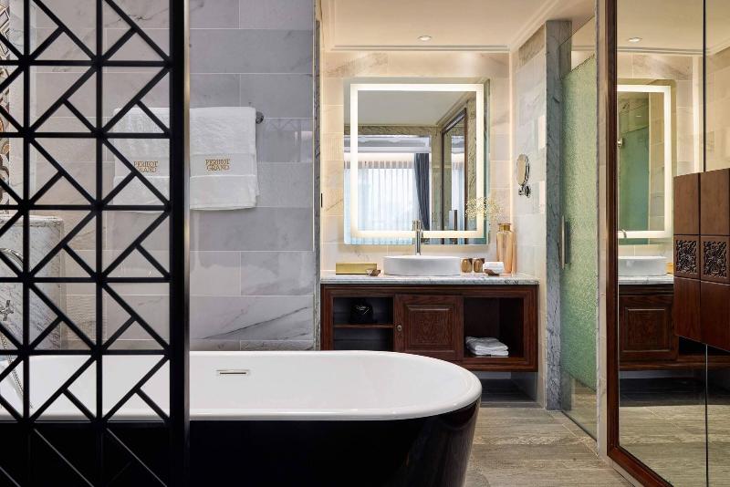Peridot Grand Hotel And Spa By Aira image