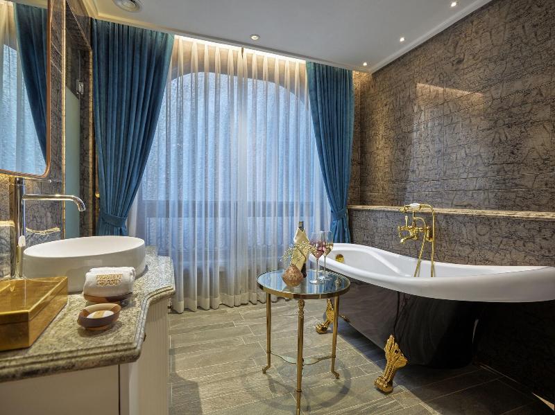 Peridot Grand Hotel And Spa By Aira image