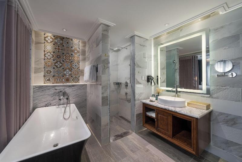 Peridot Grand Hotel And Spa By Aira image