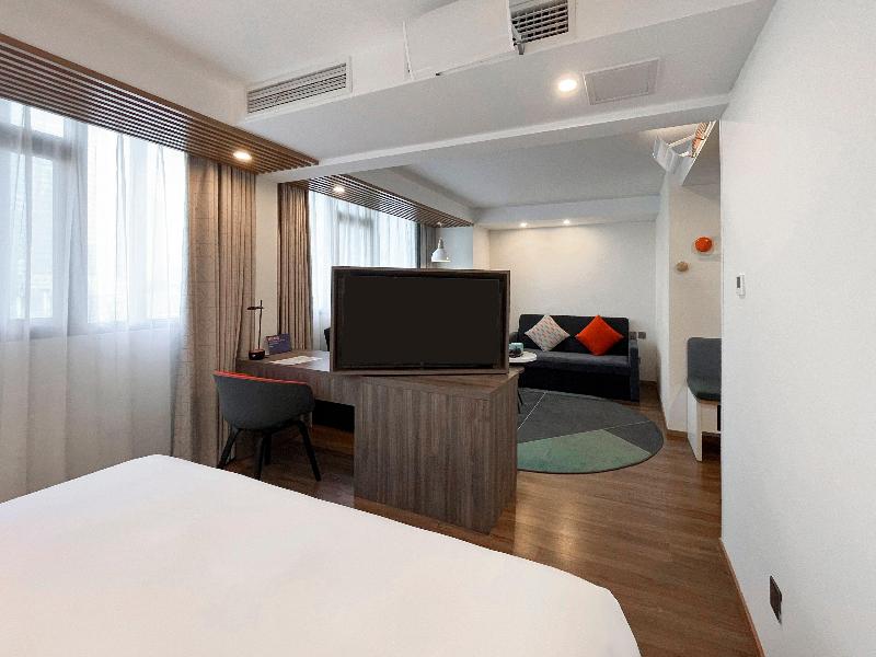 Holiday Inn Express Qingdao City Center image