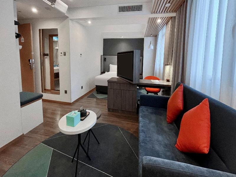 Holiday Inn Express Qingdao City Center image