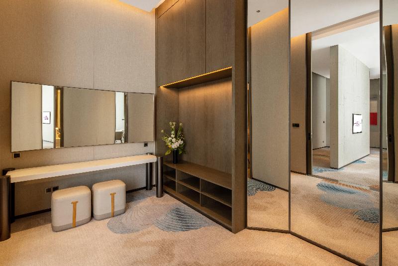 Crowne Plaza Qingdao Jinshui image
