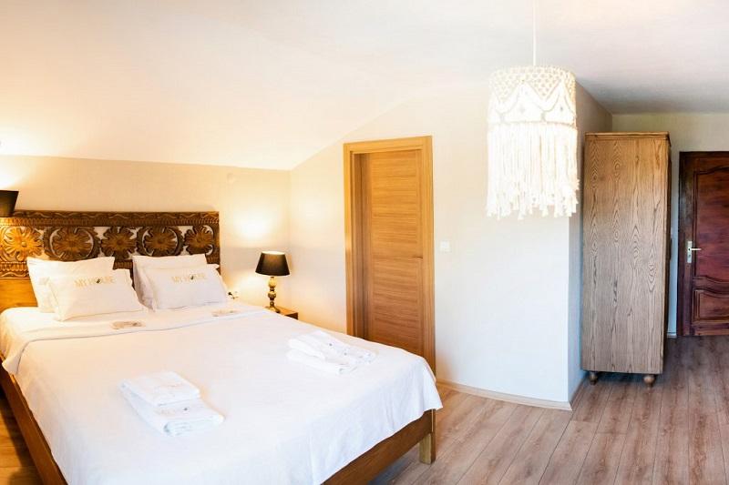 DOUBLE DELUXE KING BED