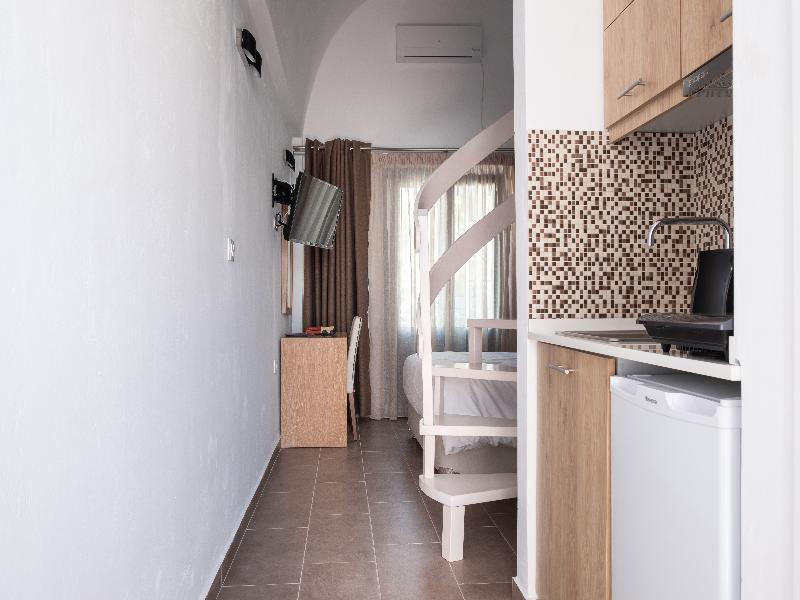 Tristhenia Hotel image
