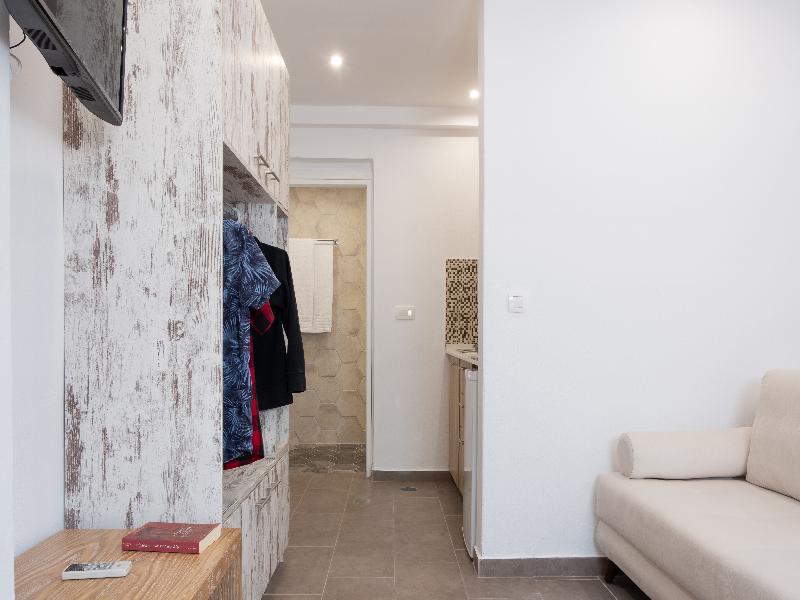 Tristhenia Hotel image