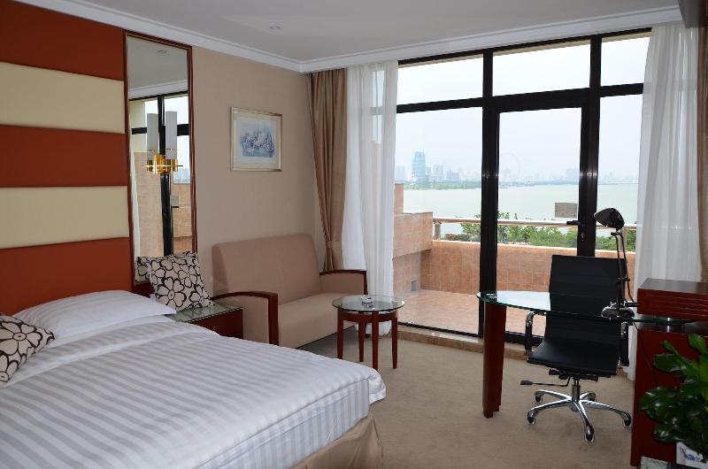 Wuxi Lakeview Park Resort image