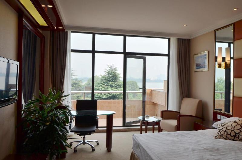 Wuxi Lakeview Park Resort image