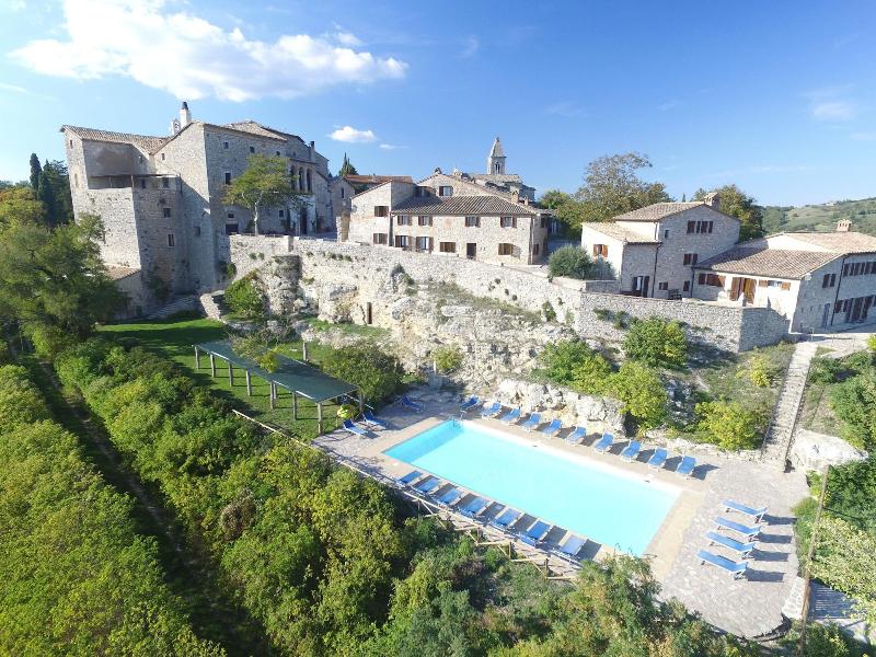 Castello di Titignano image