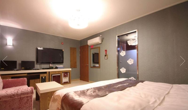 Beauty Motel image