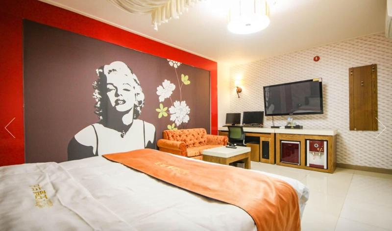 Beauty Motel image