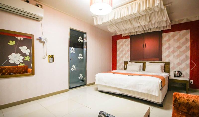 Beauty Motel image