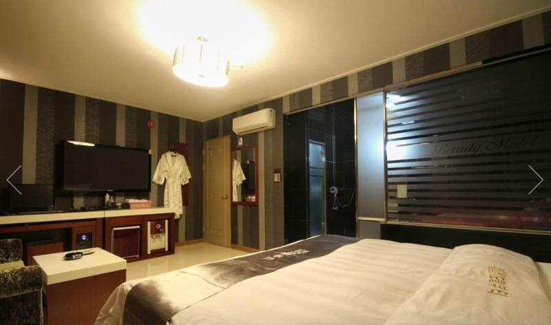 Beauty Motel image