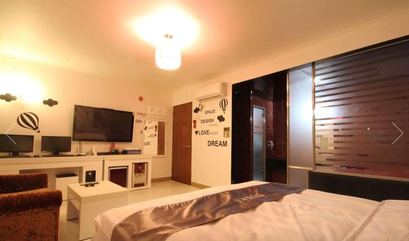 Beauty Motel image