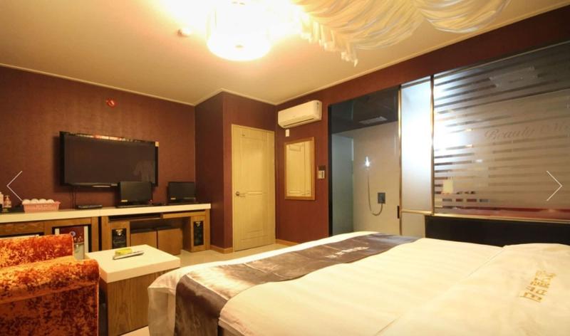 Beauty Motel image