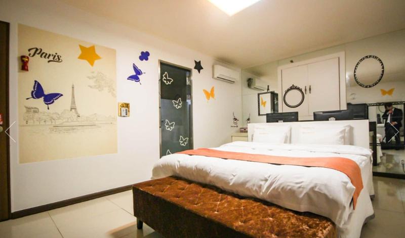 Beauty Motel image
