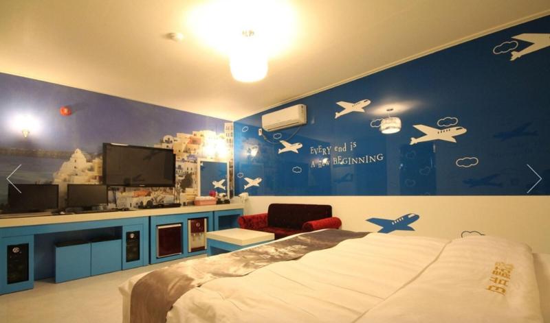 Beauty Motel image