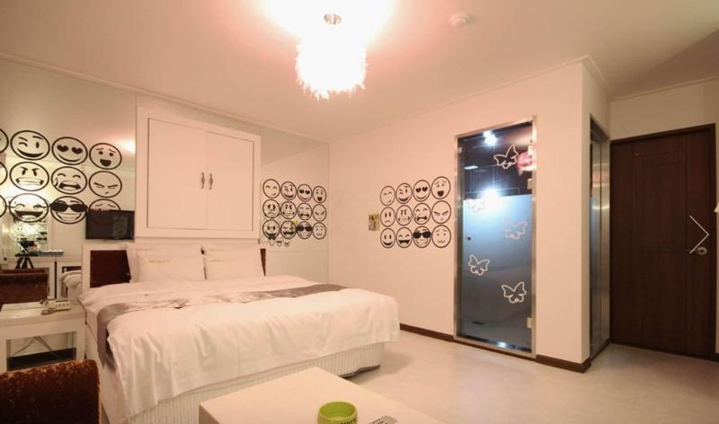 Beauty Motel image