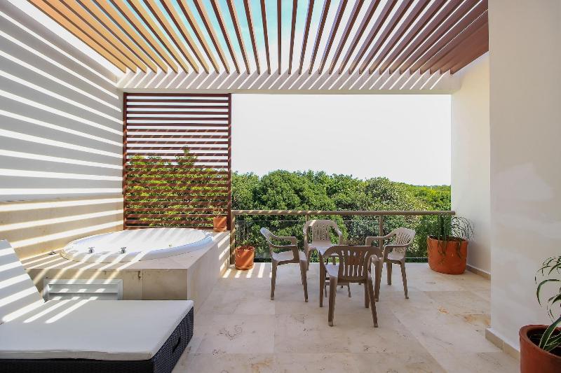 Jacuzzi on Terrace Penthouse by Olahola — photo 2
