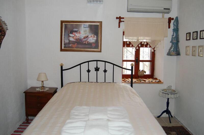 HOUSE CLASSIC QUEEN BED