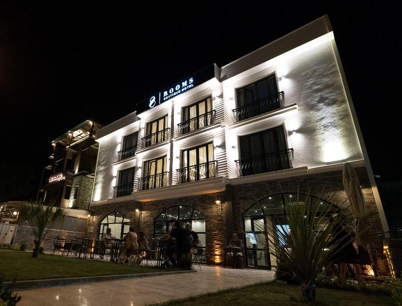 8 Rooms Boutique Hotel