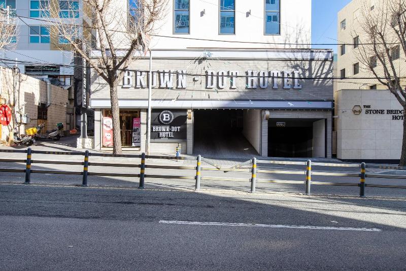 Brown-Dot Hotel Minam image