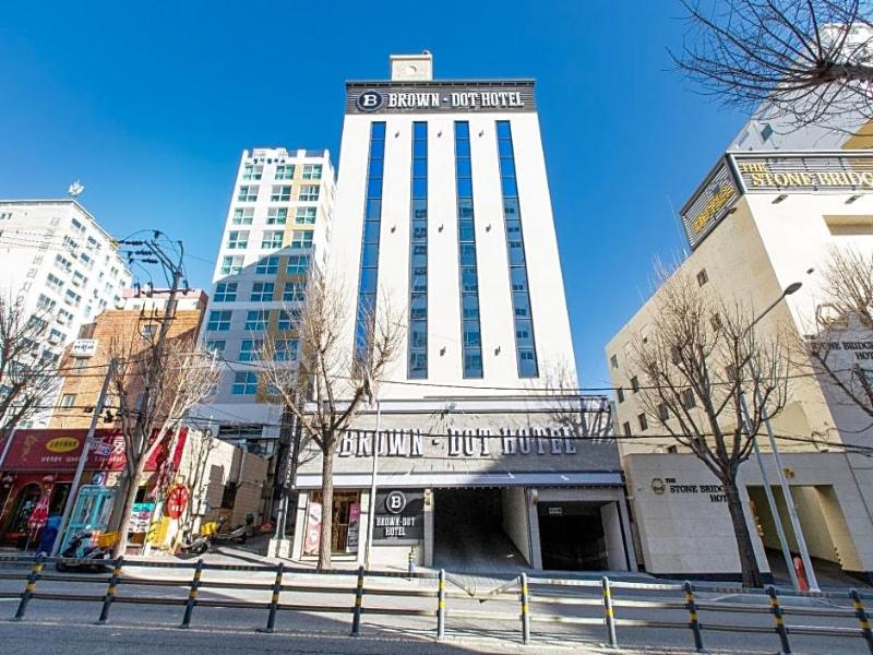 Brown-Dot Hotel Minam image