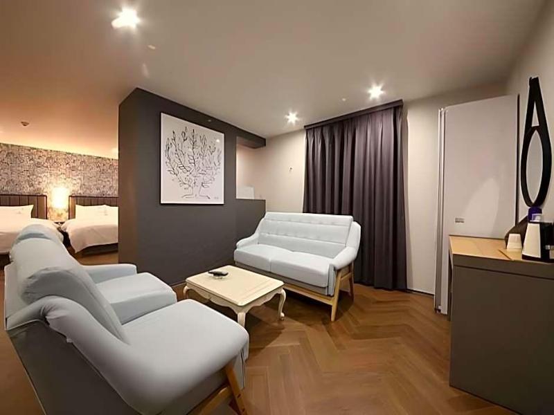 Brown-Dot Hotel Minam image