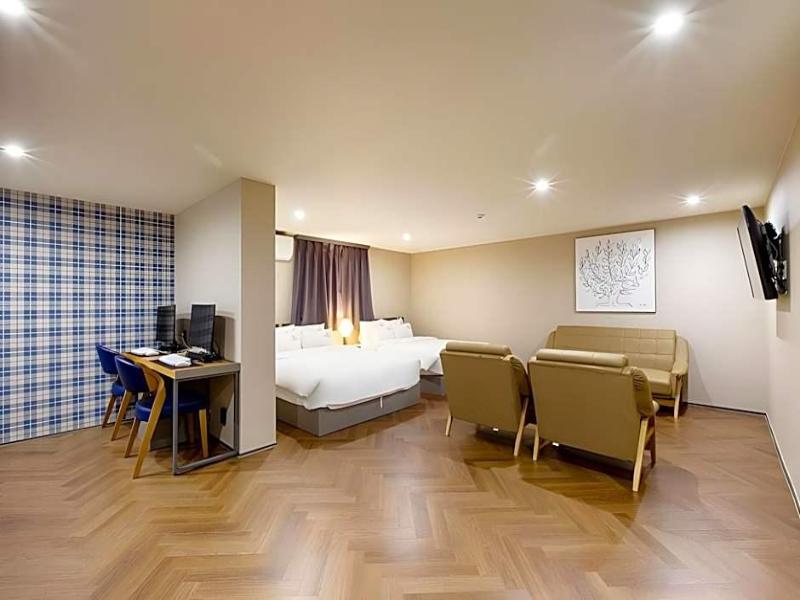 Brown-Dot Hotel Minam image