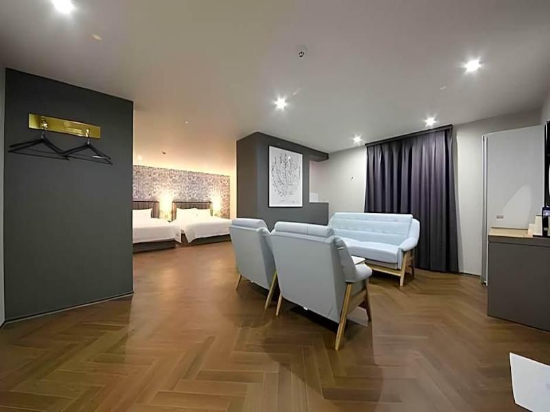 Brown-Dot Hotel Minam image