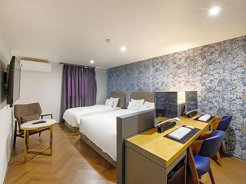 Brown-Dot Hotel Minam image