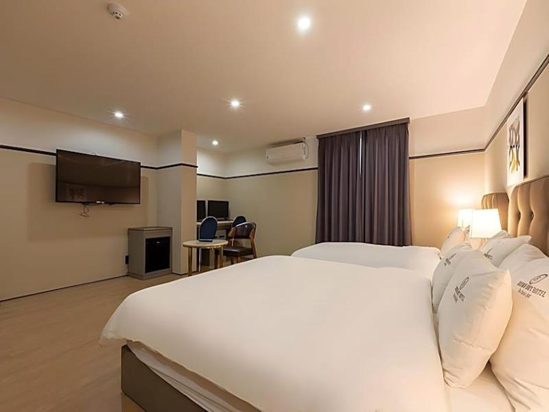 Brown-Dot Hotel Minam image
