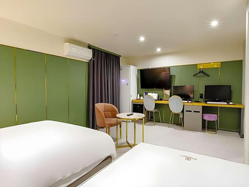 Brown-Dot Hotel Minam image