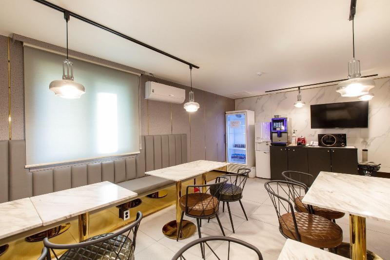 Brown-Dot Hotel Minam image