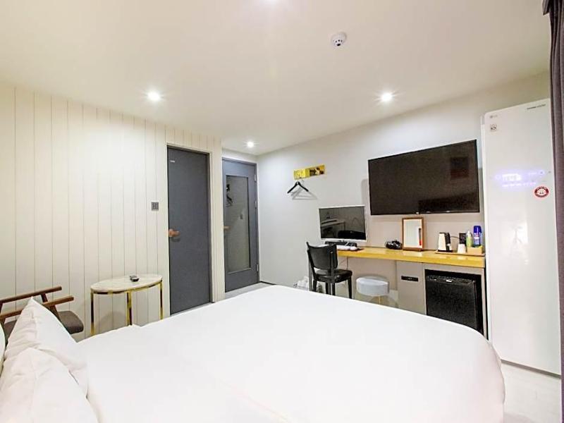 Brown-Dot Hotel Minam image