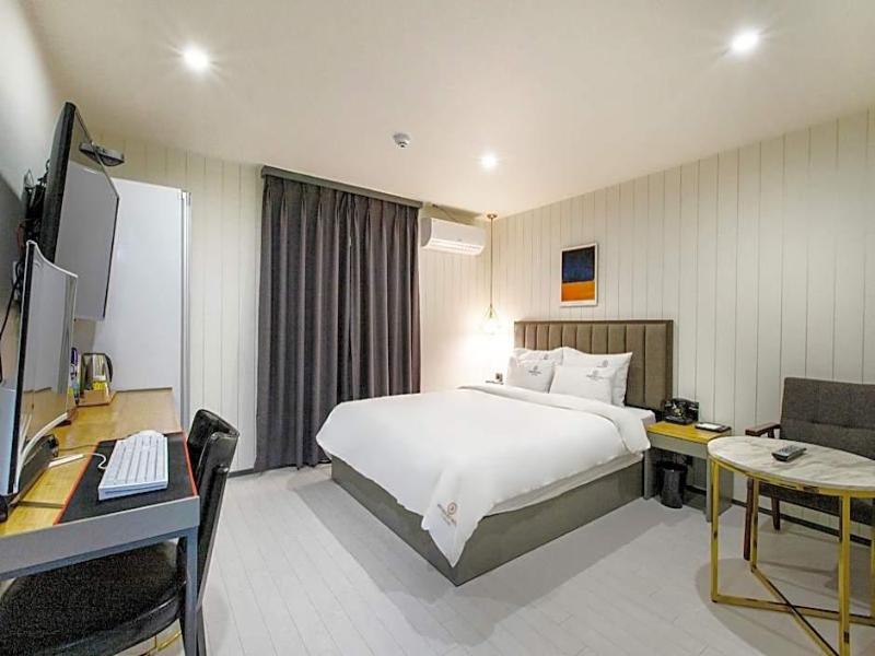 Brown-Dot Hotel Minam image