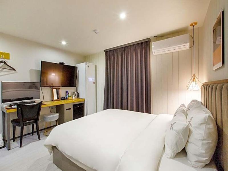 Brown-Dot Hotel Minam image