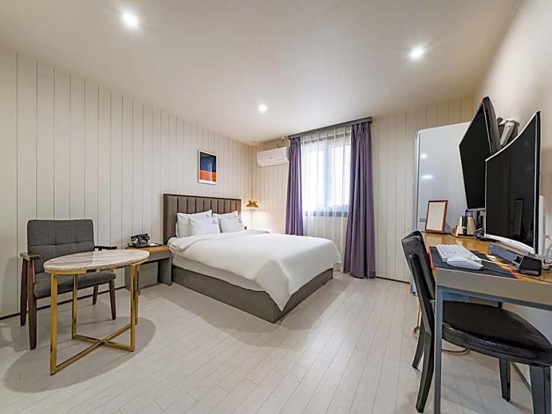 Brown-Dot Hotel Minam image