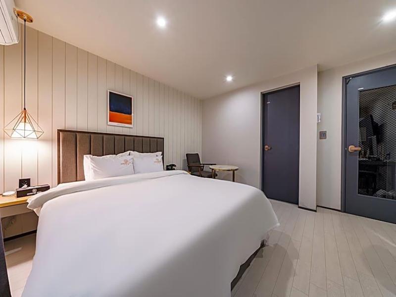 Brown-Dot Hotel Minam image