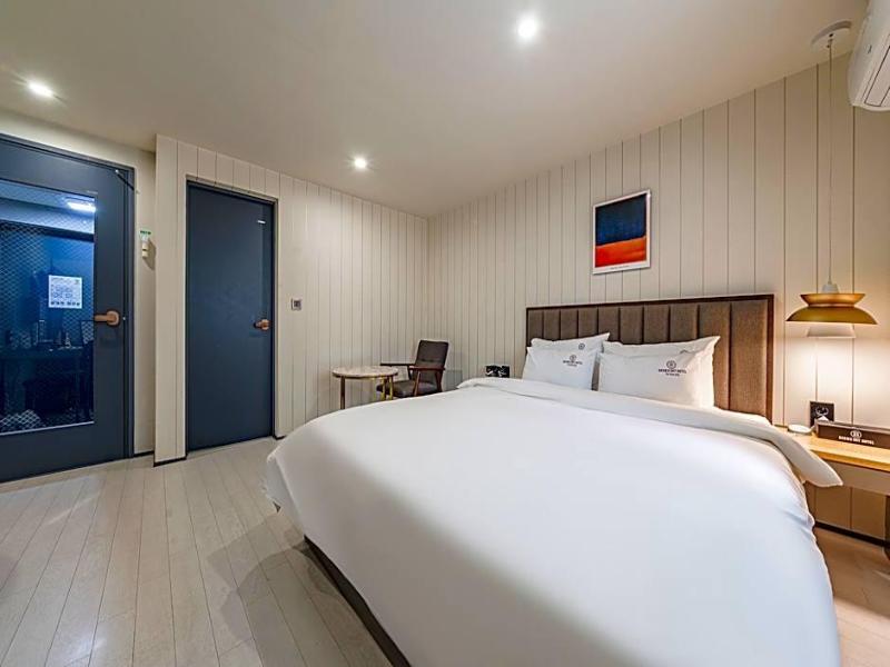 Brown-Dot Hotel Minam image