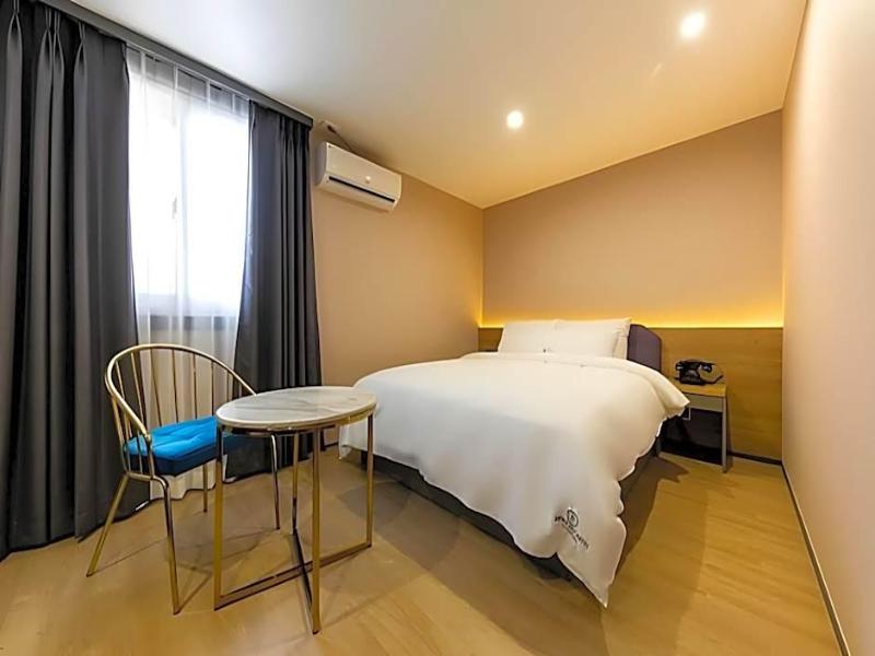 Brown-Dot Hotel Minam image